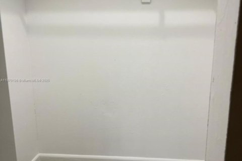 Condo in Miami, Florida, 2 bedrooms  № 1920036 - photo 11