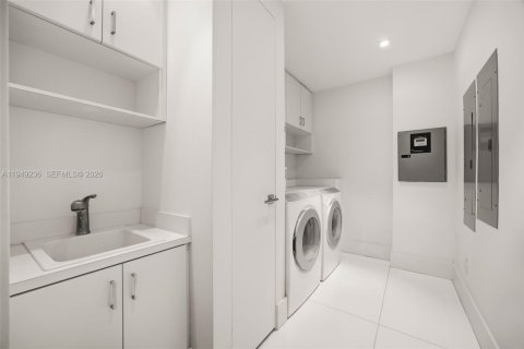 Condo in Miami, Florida, 2 bedrooms № 2006762 - photo 25