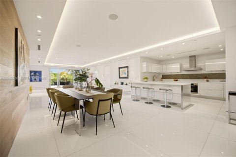 Condo in Miami, Florida, 2 bedrooms № 2006762 - photo 4