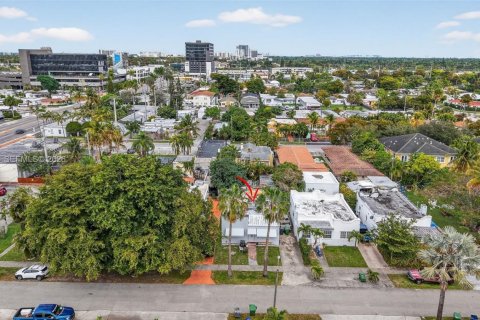 House in Hallandale Beach, Florida 3 bedrooms, 170.01 sq.m. № 2026088 - photo 9