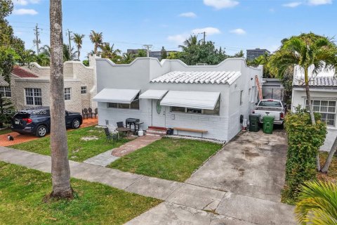 House in Hallandale Beach, Florida 3 bedrooms, 170.01 sq.m. № 2026088 - photo 2