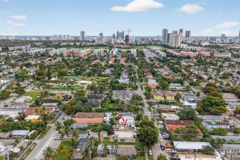 House in Hallandale Beach, Florida 3 bedrooms, 170.01 sq.m. № 2026088 - photo 18