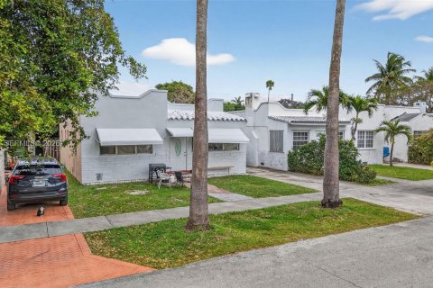 House in Hallandale Beach, Florida 3 bedrooms, 170.01 sq.m. № 2026088 - photo 4