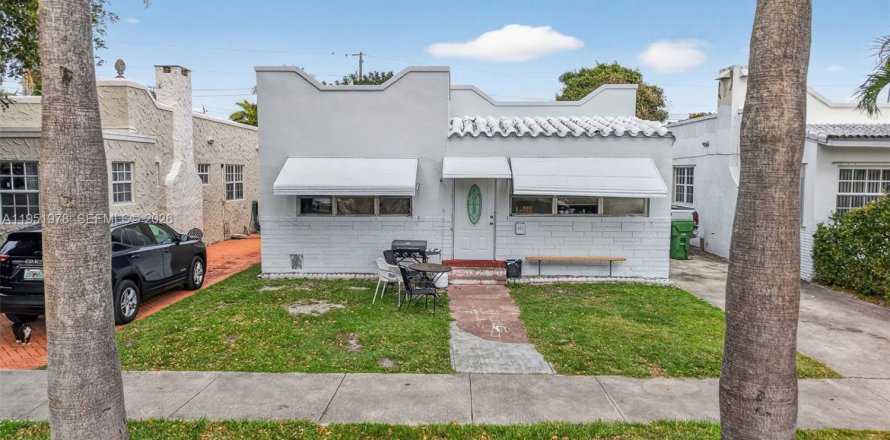 House in Hallandale Beach, Florida 3 bedrooms, 170.01 sq.m. № 2026088