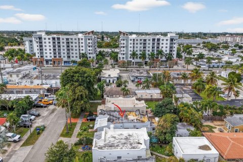 House in Hallandale Beach, Florida 3 bedrooms, 170.01 sq.m. № 2026088 - photo 11