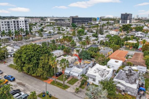 House in Hallandale Beach, Florida 3 bedrooms, 170.01 sq.m. № 2026088 - photo 10