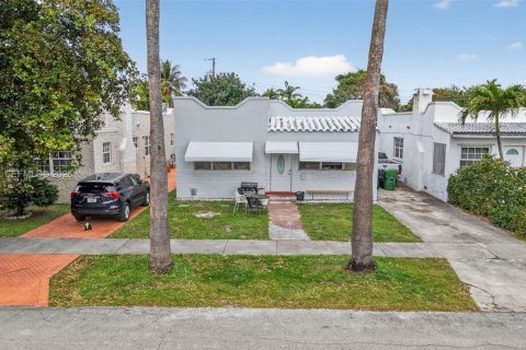 House in Hallandale Beach, Florida 3 bedrooms, 170.01 sq.m. № 2026088 - photo 7