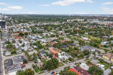 House in Hallandale Beach, Florida 3 bedrooms, 170.01 sq.m. № 2026088 - photo 25