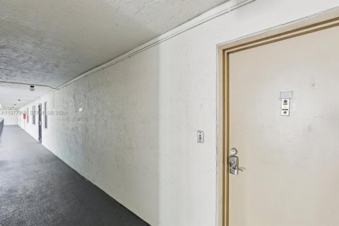 Condominio en venta en Tamarac, Florida, 2 dormitorios, 95.69 m2 № 2042445 - foto 2