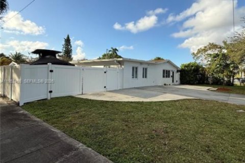 Casa en alquiler en Hollywood, Florida, 3 dormitorios, 143.91 m2 № 2008819 - foto 2