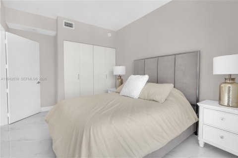 Condo in Miami, Florida, 4 bedrooms  № 1999436 - photo 26