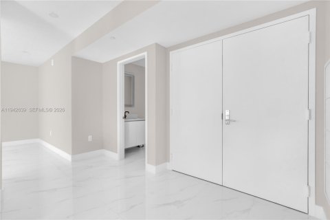 Condo in Miami, Florida, 4 bedrooms  № 1999436 - photo 5