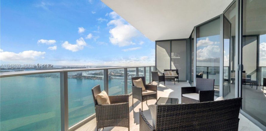 Condo in Miami, Florida, 4 bedrooms  № 1999436