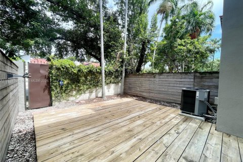 Touwnhouse à vendre à Miami, Floride: 2 chambres, 132.39 m2 № 1957800 - photo 16