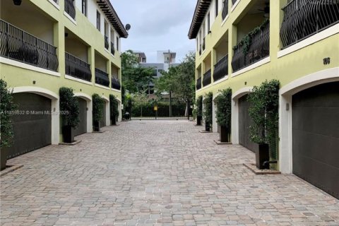 Touwnhouse à vendre à Miami, Floride: 2 chambres, 132.39 m2 № 1957800 - photo 2