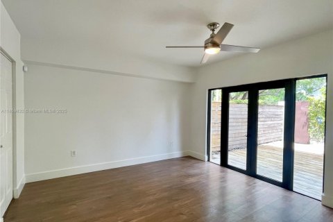 Touwnhouse à vendre à Miami, Floride: 2 chambres, 132.39 m2 № 1957800 - photo 9