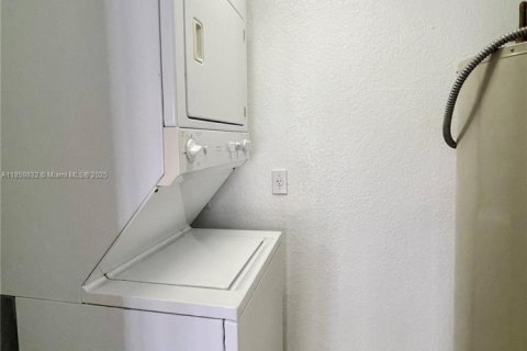 Touwnhouse à vendre à Miami, Floride: 2 chambres, 132.39 m2 № 1957800 - photo 12