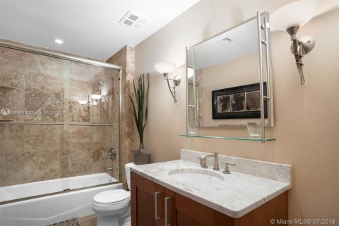 Copropriété à louer à Surfside, Floride: 3 chambres, 223.34 m2 № 1957492 - photo 13