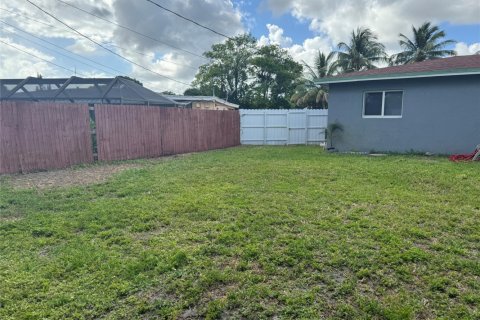 House in Miramar, Florida 3 bedrooms, 112.78 sq.m. № 1160800 - photo 1