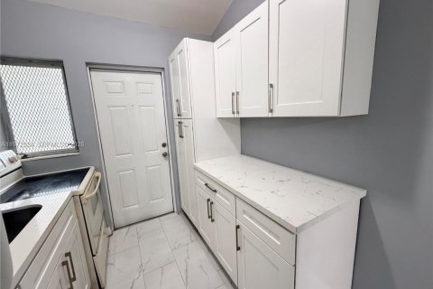 Снять в аренду квартиру в Форт-Лодердейл, Флорида 2 спальни, 69.68м2, № 2033092 - фото 8