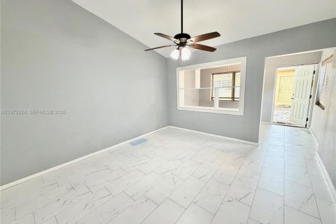 Снять в аренду квартиру в Форт-Лодердейл, Флорида 2 спальни, 69.68м2, № 2033092 - фото 5