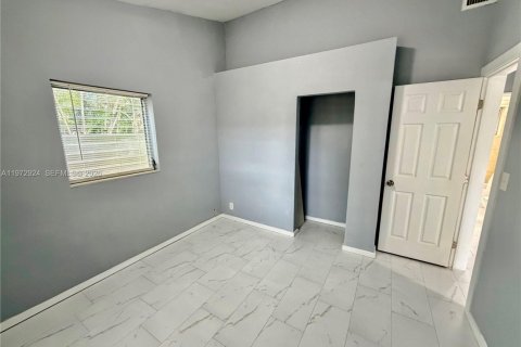 Снять в аренду квартиру в Форт-Лодердейл, Флорида 2 спальни, 69.68м2, № 2033092 - фото 12