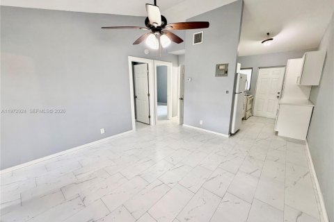 Снять в аренду квартиру в Форт-Лодердейл, Флорида 2 спальни, 69.68м2, № 2033092 - фото 6