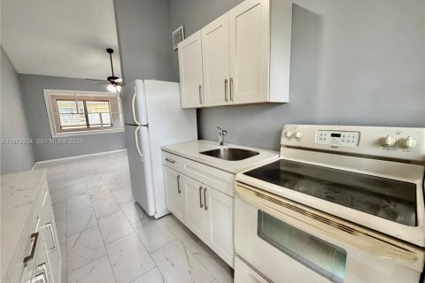 Снять в аренду квартиру в Форт-Лодердейл, Флорида 2 спальни, 69.68м2, № 2033092 - фото 9