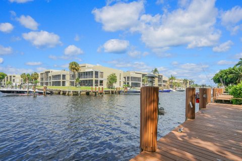 Condo in Pompano Beach, Florida, 2 bedrooms  № 1100343 - photo 1