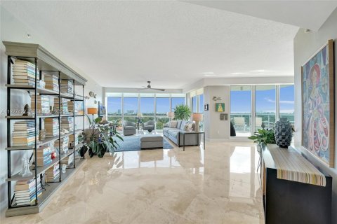 Condo in Fort Lauderdale, Florida, 2 bedrooms  № 2001600 - photo 6