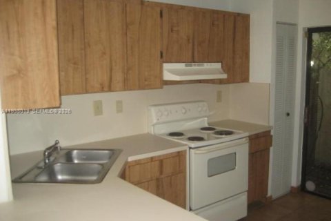 Casa en alquiler en Miami, Florida, 4 dormitorios, 214.05 m2 № 1996922 - foto 4