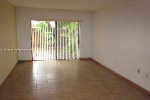 Casa en alquiler en Miami, Florida, 4 dormitorios, 214.05 m2 № 1996922 - foto 3