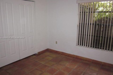Casa en alquiler en Miami, Florida, 4 dormitorios, 214.05 m2 № 1996922 - foto 12