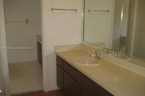 Casa en alquiler en Miami, Florida, 4 dormitorios, 214.05 m2 № 1996922 - foto 24