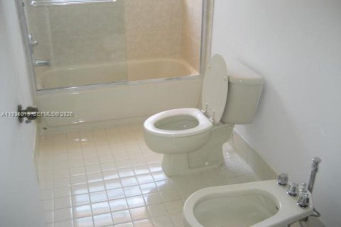 Casa en alquiler en Miami, Florida, 4 dormitorios, 214.05 m2 № 1996922 - foto 6