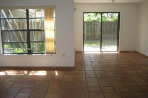 Casa en alquiler en Miami, Florida, 4 dormitorios, 214.05 m2 № 1996922 - foto 2