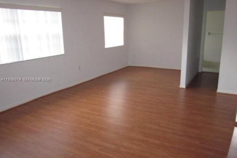 Casa en alquiler en Miami, Florida, 4 dormitorios, 214.05 m2 № 1996922 - foto 25