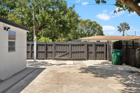 Villa ou maison à vendre à Miami, Floride: 4 chambres, 112.41 m2 № 1998449 - photo 12