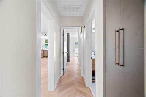 Купить виллу или дом в Сент-Питерсберг, Флорида 8 комнат, 95.22м2, № 1656924 - фото 23