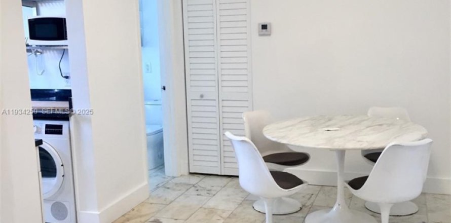 Condominio en Miami Beach, Florida, 1 dormitorio  № 1992470
