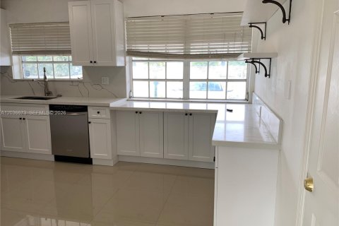 Villa ou maison à louer à Miami, Floride: 3 chambres, 171.96 m2 № 2086064 - photo 5