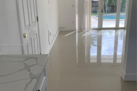 Villa ou maison à louer à Miami, Floride: 3 chambres, 171.96 m2 № 2086064 - photo 2