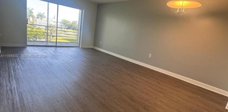 Кондоминиум с 2 спальнями в Санрайз, Флорида № 2010805