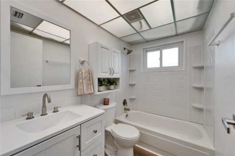 Condo in Sun City Center, Florida, 2 bedrooms  № 1793142 - photo 25
