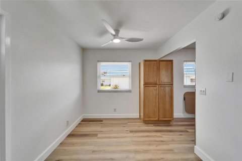 Condo in Sun City Center, Florida, 2 bedrooms  № 1793142 - photo 8