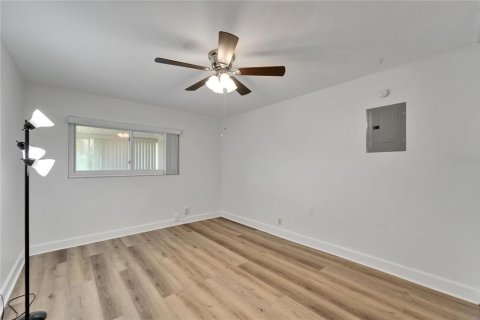 Condo in Sun City Center, Florida, 2 bedrooms  № 1793142 - photo 14