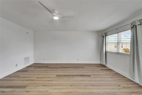 Condo in Sun City Center, Florida, 2 bedrooms  № 1793142 - photo 7