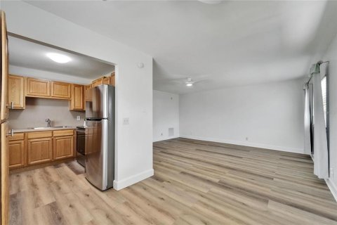 Condo in Sun City Center, Florida, 2 bedrooms  № 1793142 - photo 9
