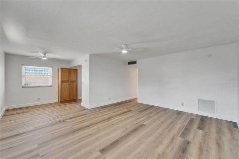 Condo in Sun City Center, Florida, 2 bedrooms  № 1793142 - photo 6