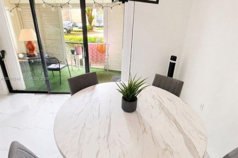 Condo in Plantation, Florida, 2 bedrooms  № 2068421 - photo 11